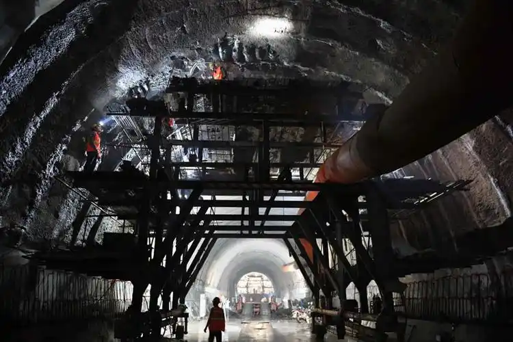 玉磨铁路大尖山隧道建设顺利推进