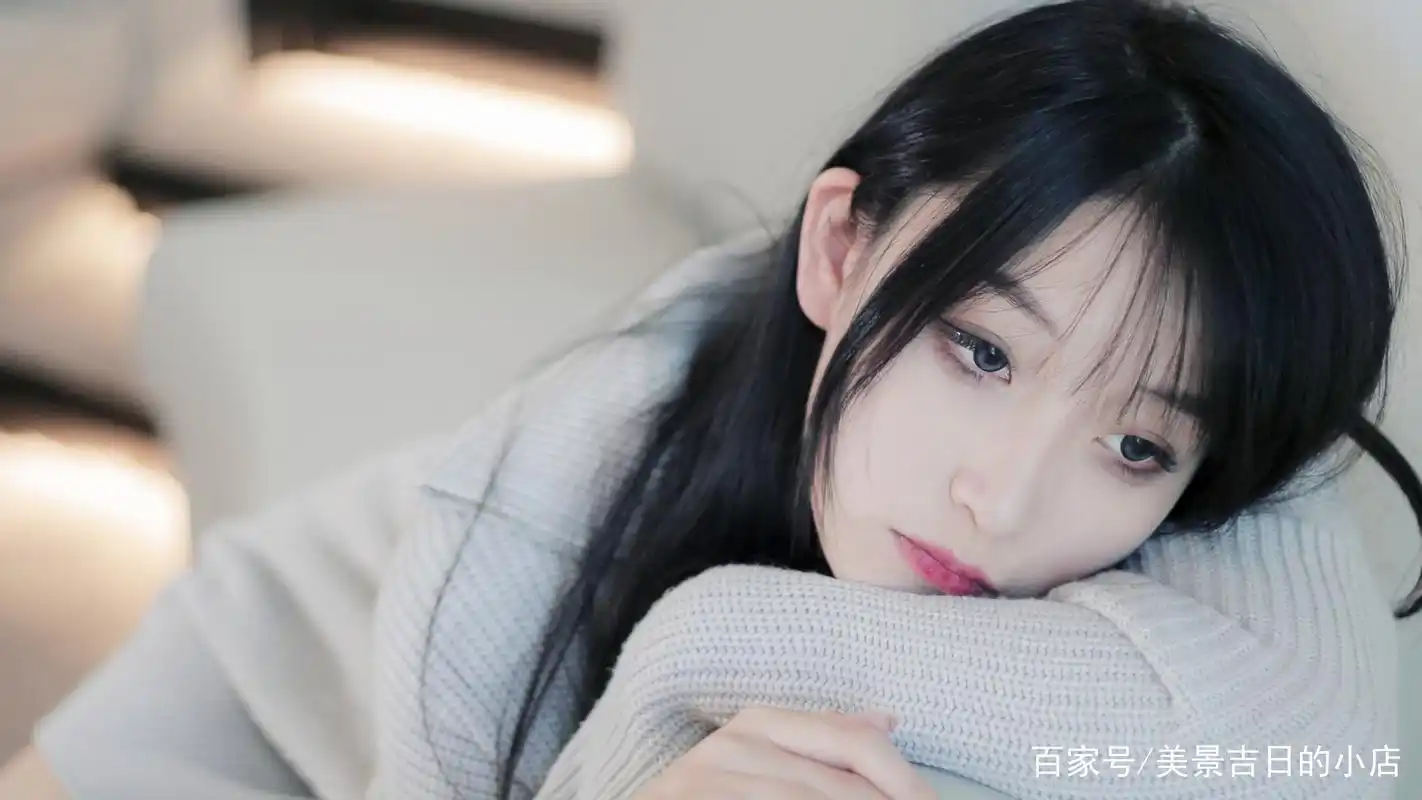 长发美女,纯欲的眼神勾人心弦,彰显迷人魅力,你心动了吗?