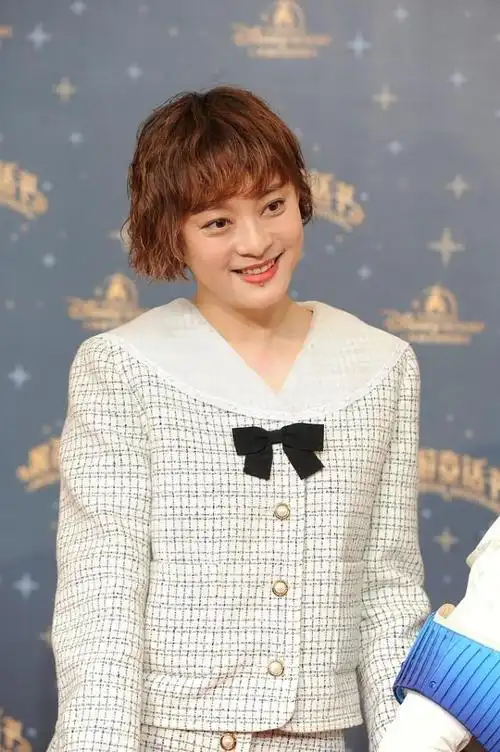 孙俪的"泡面头"看着太显老,近照拍感觉变圆润了,幸好气质加分