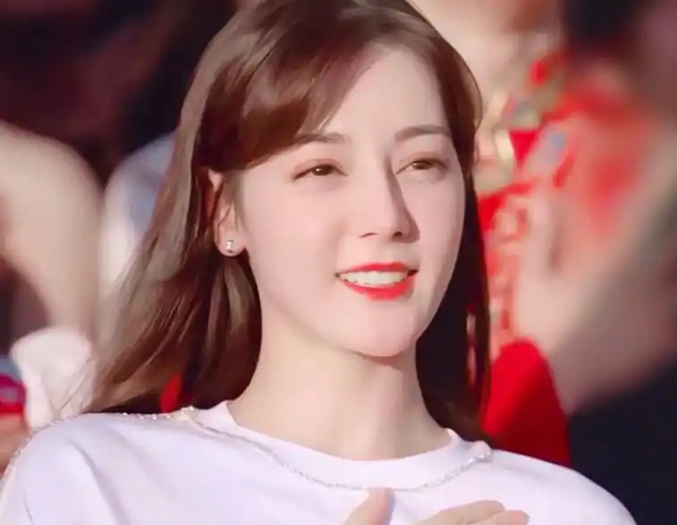 迪丽热巴笑起来有多"撩",新写真微微一笑,看着都觉得心动