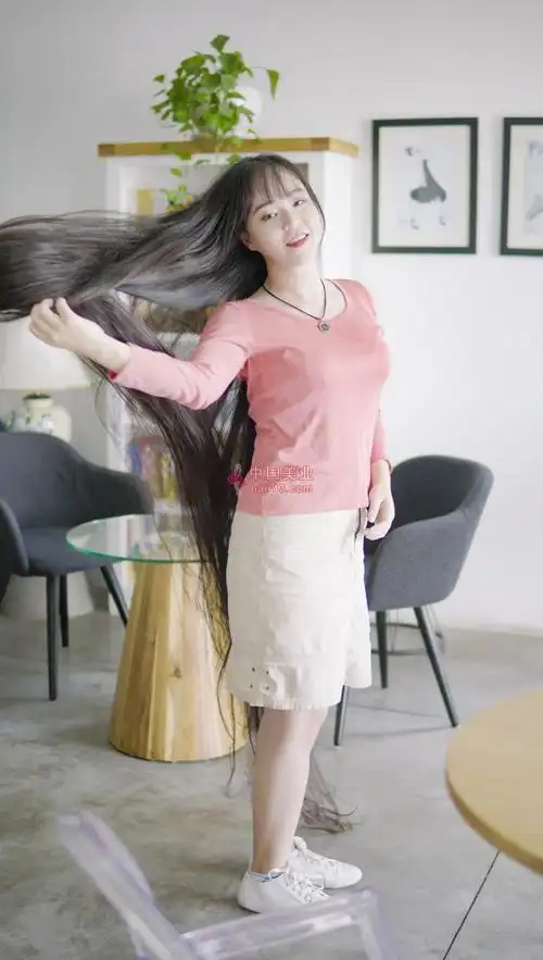 越南花季长发女hoangtohanh2米长发美照40张