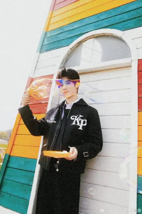 张真源的花田写真好明媚好春天这下颌线也太过于优越了吧真诚又温柔的