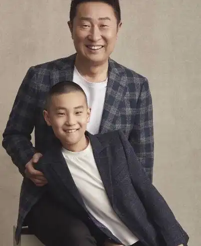 林大竣和林永健拍写真,气质高冷很有范儿,光看眼睛就知道是父子