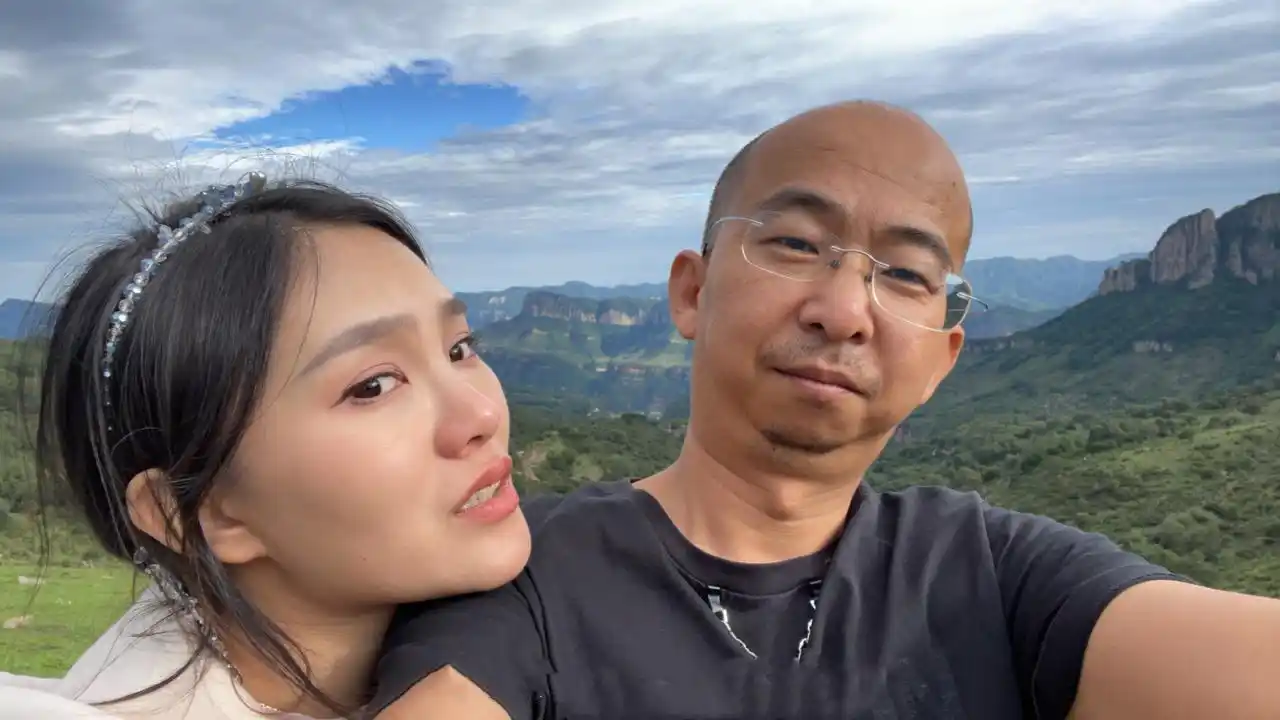 巨兴茂携新婚妻子度蜜月!甜蜜同框好恩爱,妻子近照俏皮又可爱