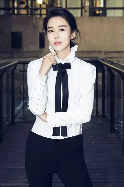 颜丹晨的抹胸连衣裙穿搭示范,秒变成全场焦点,咋穿咋好看,真美