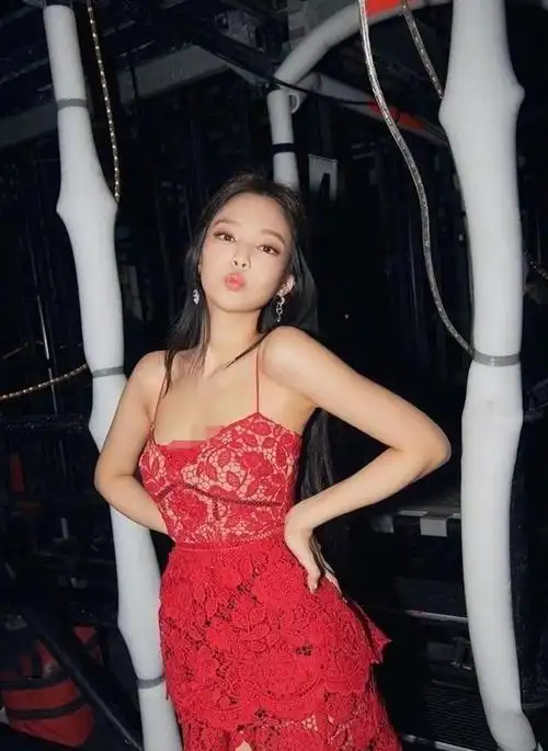 珍妮太性感,太挑逗了红色吊带裙尽显凹凸感,世所罕见