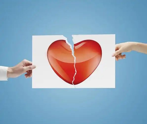 绘制红色的心,残缺白色海报与绘制红色的心