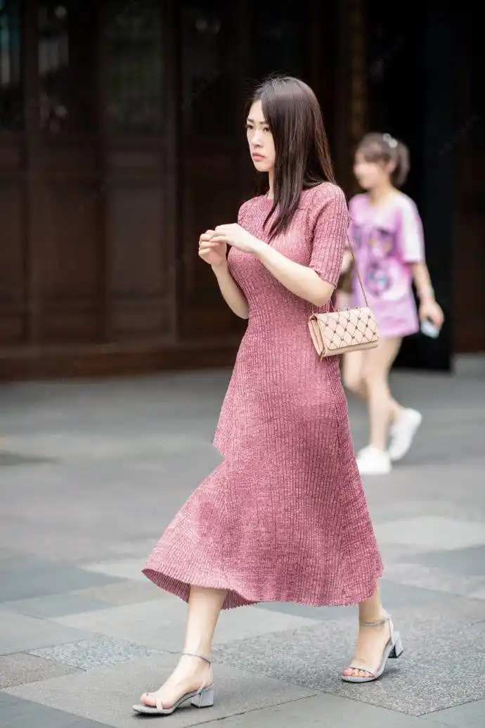 杭州街拍:穿针织裙的美女可爱动人,就是喜欢这样的风轻云淡!