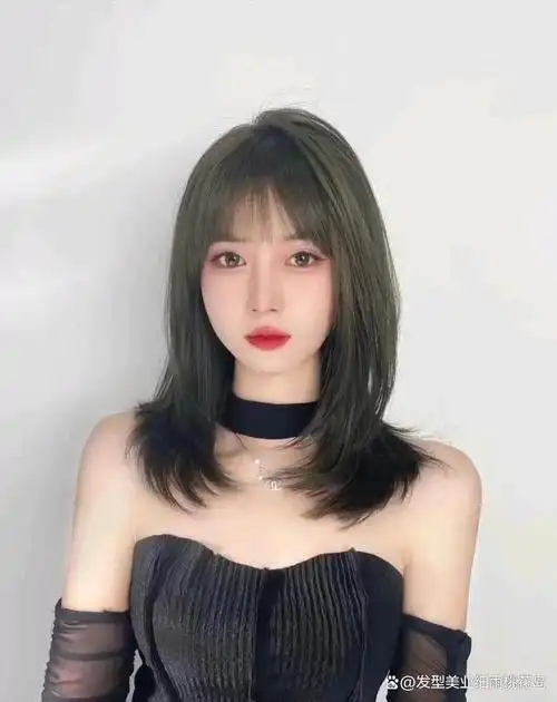 的锁骨发是今年超级火的一款发型设计,漫画刘海的设计修饰脸型跟额头
