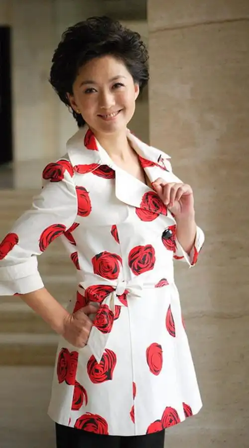 央视知名主持海霞,嫁大11岁清华教授,婚后生活令人羡慕!