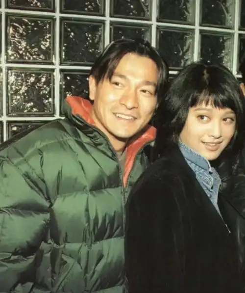 [明星资讯]爷青回!宁静晒与刘德华金鸡奖后台同框合照-小虾米