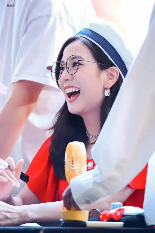 kimjisoo超话#金智秀#【金金的那年今日】180708 汝矣岛签售会可爱狗