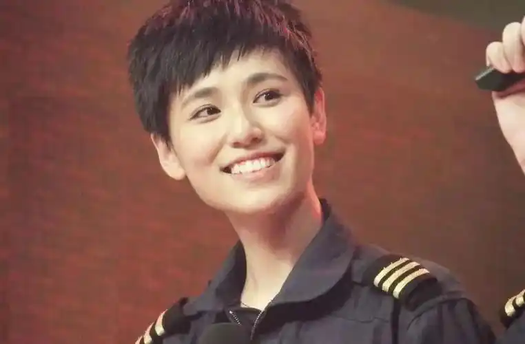 "大家好,我是宋寅,是东海救助局救助飞行队的一名搜救机长,全国一共