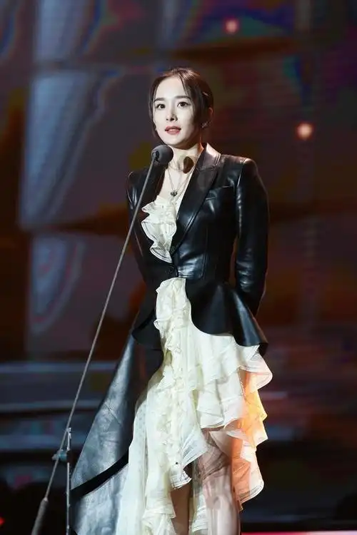 杨幂身穿皮衣配裙子衣服剪一半性感撩人还不用打码