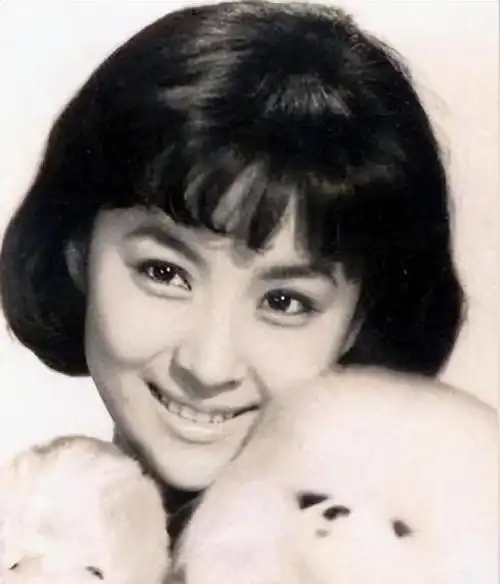 甄珍作为电影界的新星,自然对谢贤这位赫赫有名的前辈有所了解.