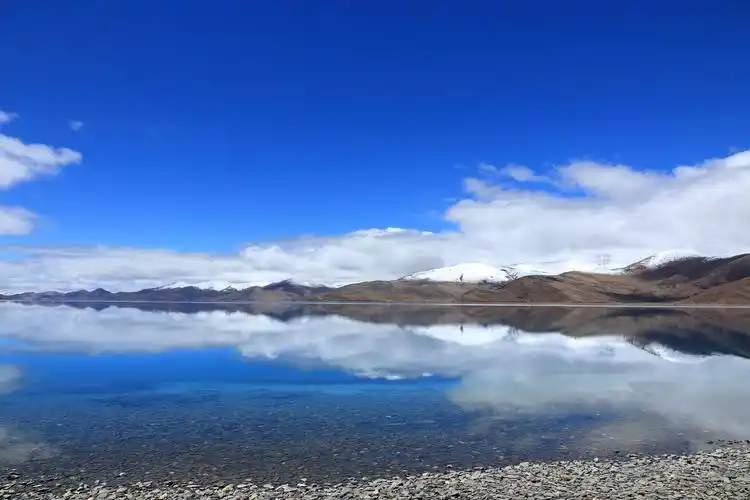 羊卓雍措西藏圣湖天空草原雪山湖泊融为一体美不胜收