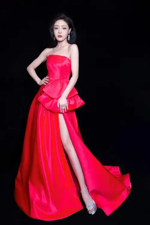邓家佳离婚后太高调芭比粉丝缎裙气质高级被大长腿抢尽风头