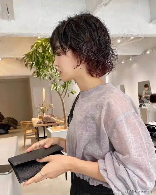 大部分都是后面比较长的效果,烫发时可根据具体的情况,选择自然的大卷