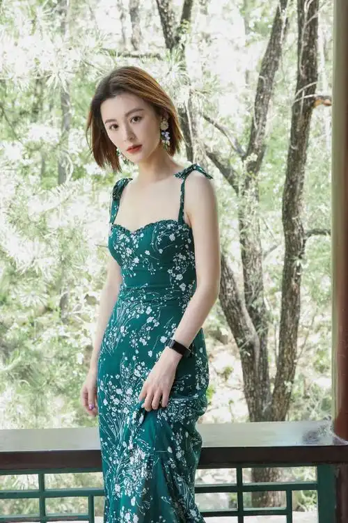 毛林林海边氛围感写真利落短发搭配清爽白色穿搭笑起来真甜