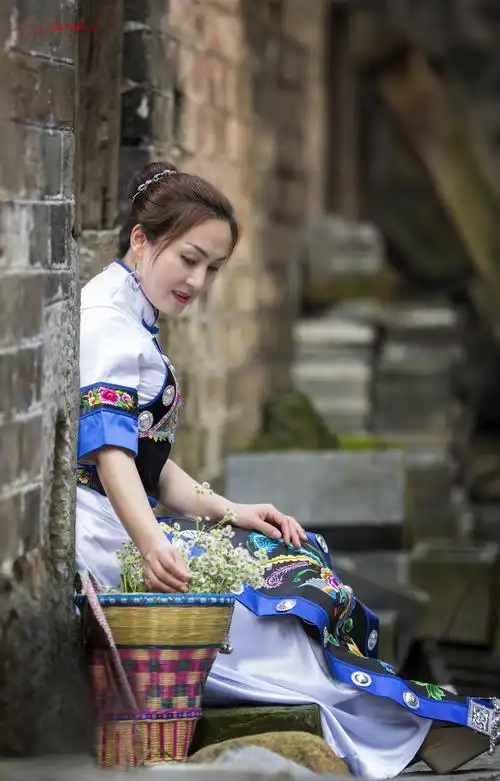 墙,古窗,青石板阶梯,绿树成荫的古院子处处都有苗族美女的身影