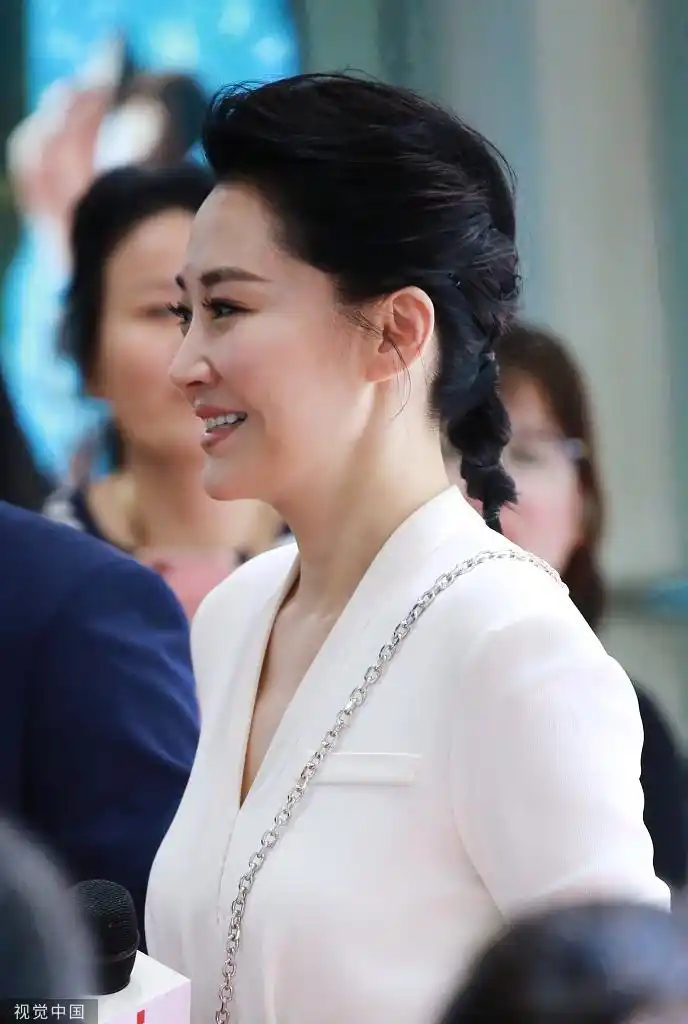 组图:许晴背新华字典包梳俏皮短辫 全白look甜笑露梨涡优雅知性