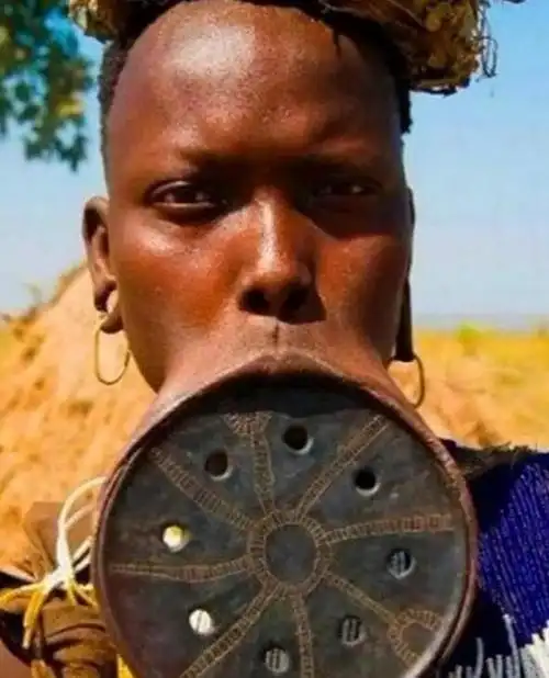 奇葩的原始部落非洲唇盘族