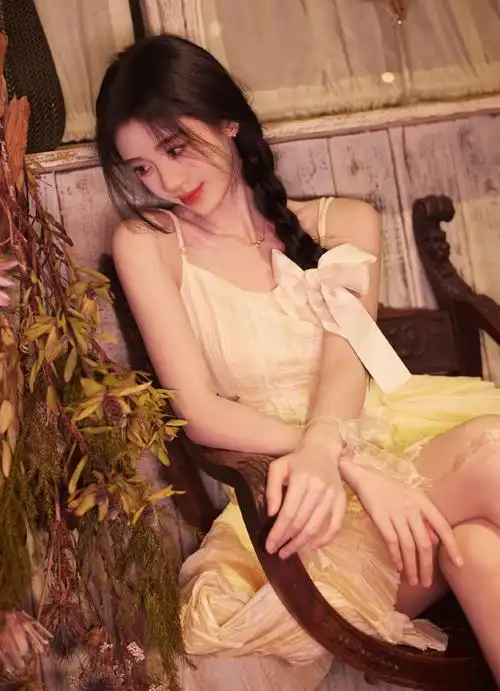 鞠婧祎黄色吊带百褶裙写真 清新可人甜度满分——上海热线娱乐频道