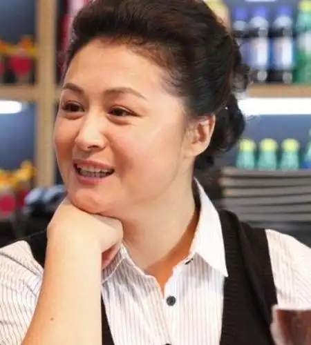 于月仙居然是赵本山小姨子,难怪能得到赏识,真是一家亲啊_马丽娟