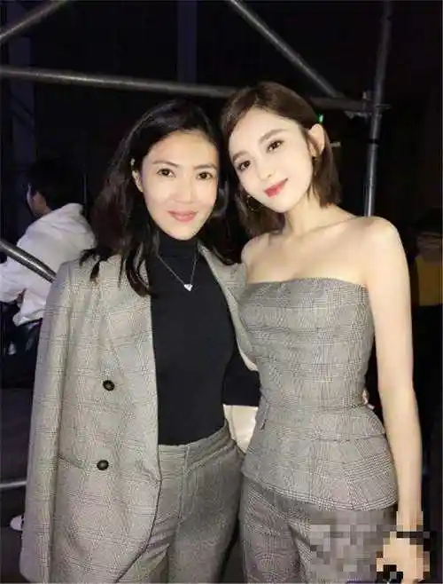 30岁刘亦菲隔空撞衫25岁古力娜扎一个似仙女一个似大妈