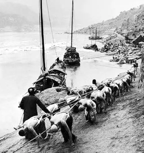 江边的纤夫(资料图片)