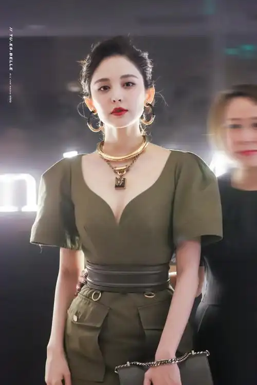 古力娜扎超话78#娜扎军绿高腰裙#78#alexandermcqueen大中华区