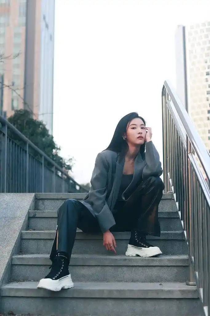 孙芮现身3ce品牌直播 灰色西装干练有型气场全开