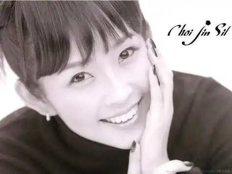 2008年,年仅39岁的崔真实在家中浴室上吊轻生,震惊全韩国.