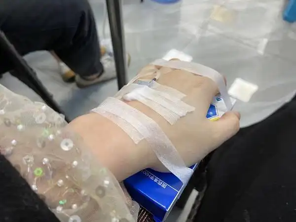 请假糊弄老板求医院就诊打针图