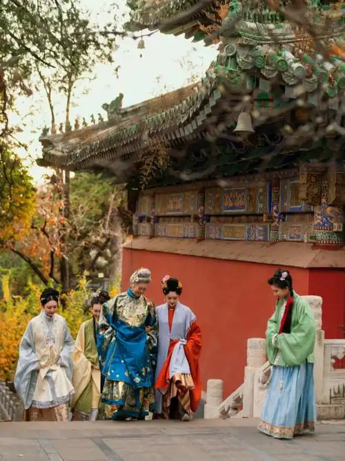 明古代女眷礼佛图汉服群像