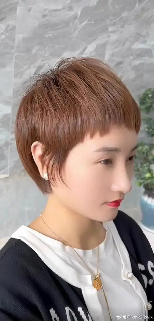 让我们勇敢地剪掉长发,选择这款短发带层次且露出耳朵的发型,开启一段