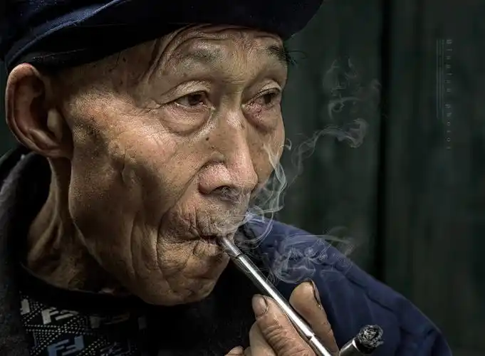吸烟老人