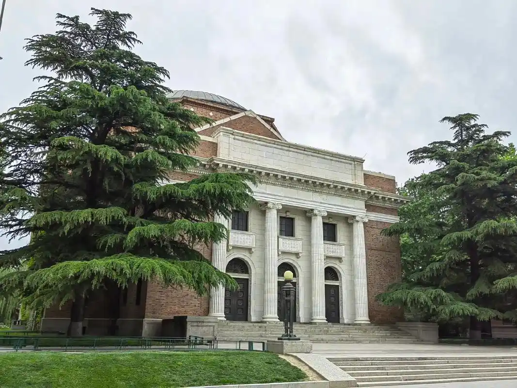 清华大学大礼堂.大礼堂仿自美国弗吉尼亚大学图书馆,由美国人h - 抖音