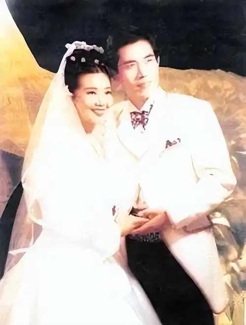 演员陈宝国娶同学赵奎娥结婚40年宠妻如宝成年儿子让他犯愁