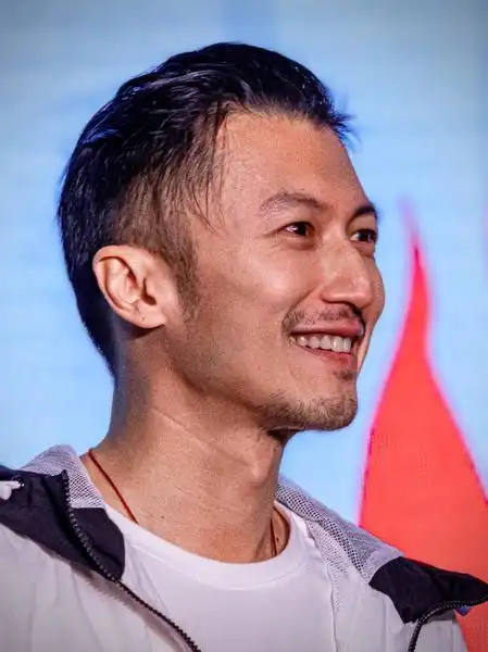 谢霆锋出席时尚活动帅气魅力不减当年