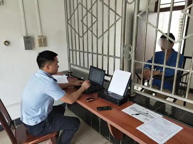 侦查人员对犯罪嫌疑人陈某某在看守所提讯