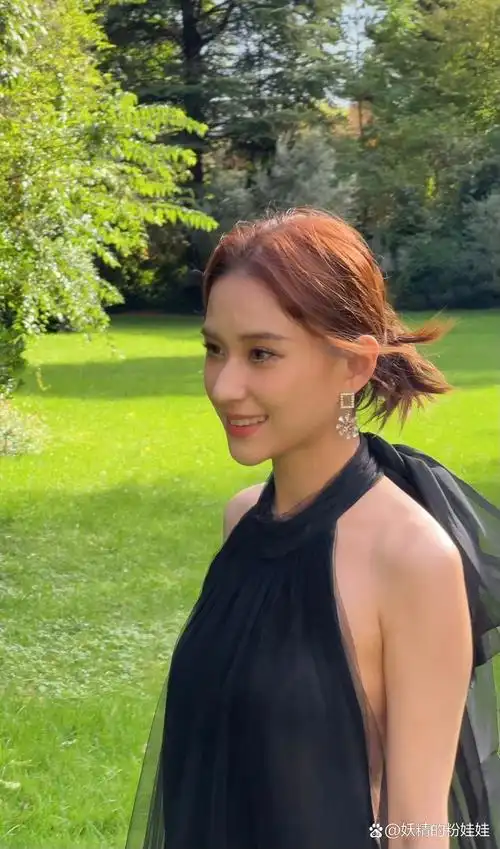 何超莲时装周大秀美背,穿挂脖黑色连衣裙好身材一览无遗,说实话真不像