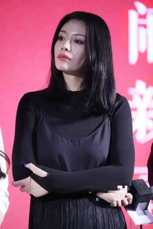 葛荟婕发文再斥汪峰称其把小苹果当流量网友你才把她当流量