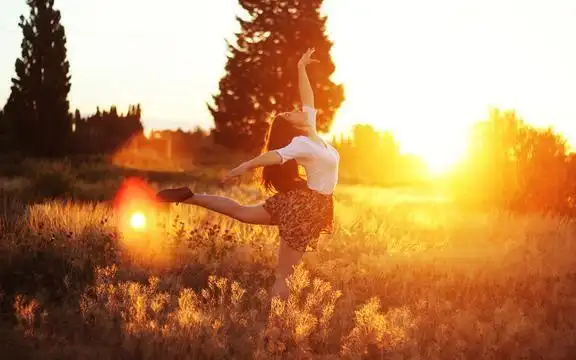 温暖阳光底下的漂亮美女