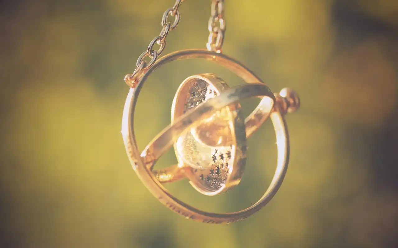 文艺范的复古唯美静物女生项链桌面壁纸高清