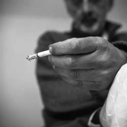 西方人,成年人,老年人,手,胡须,一个人,吸烟,方图,黑白,正面,香烟