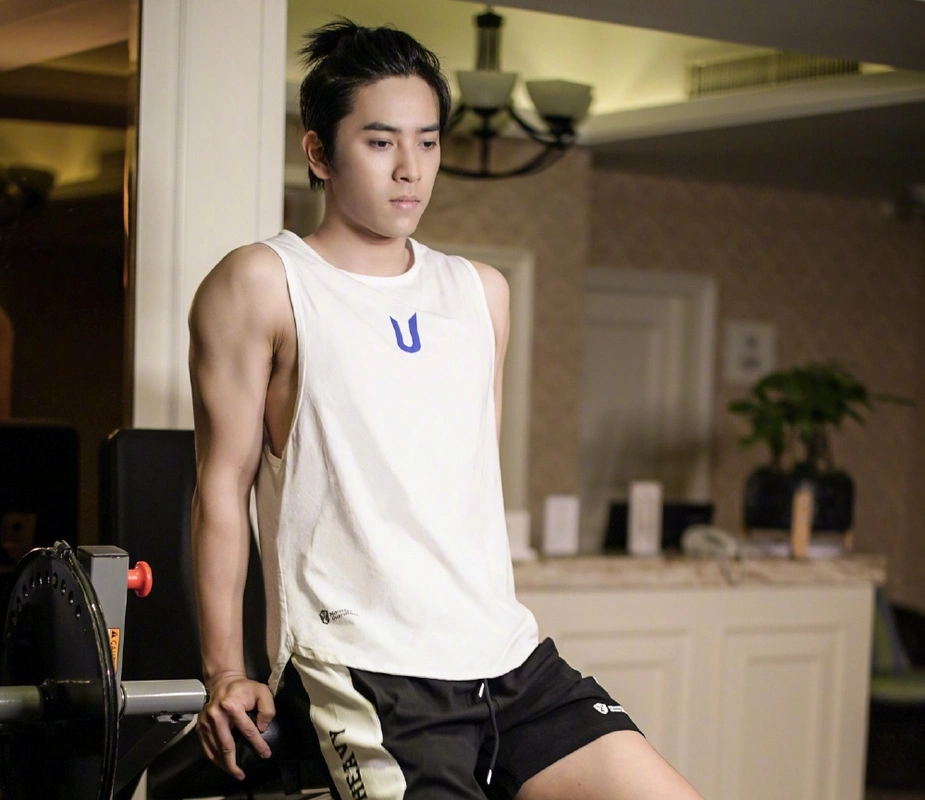 陈若轩展示肌肉做俯卧撑秀技巧翻车脸先着地下巴受伤表情失控