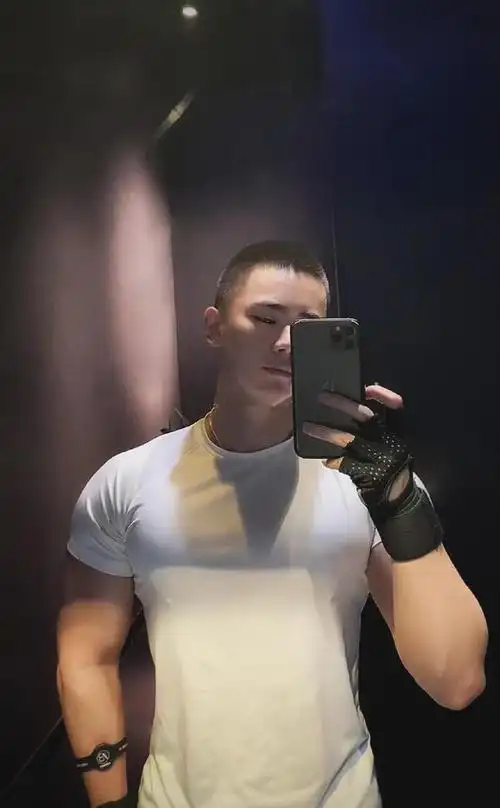 寸头肌肉医生自拍照太吸睛白哇大长腿千万不可错过