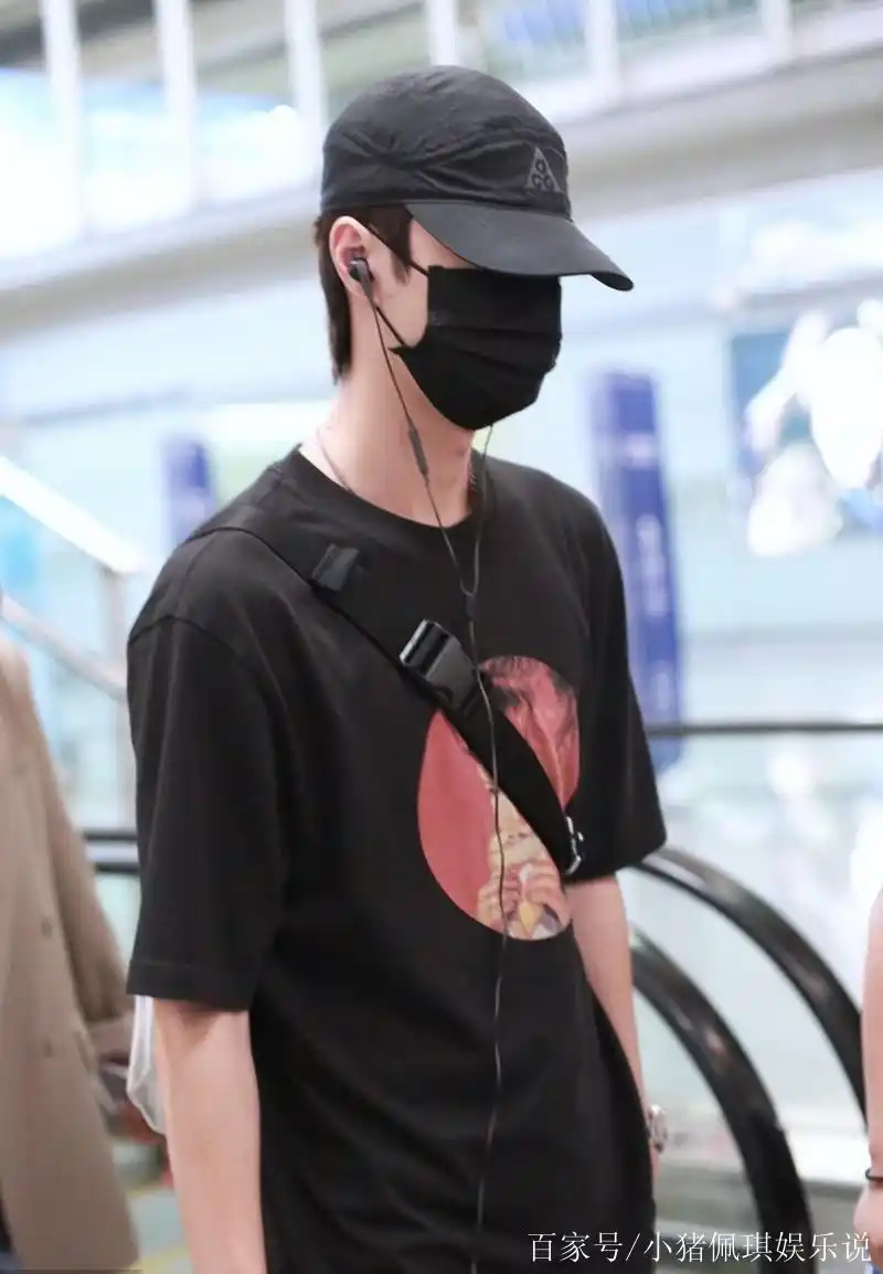 男神美照,图二王一博现身机场,口罩帽子遮面酷帅有型!