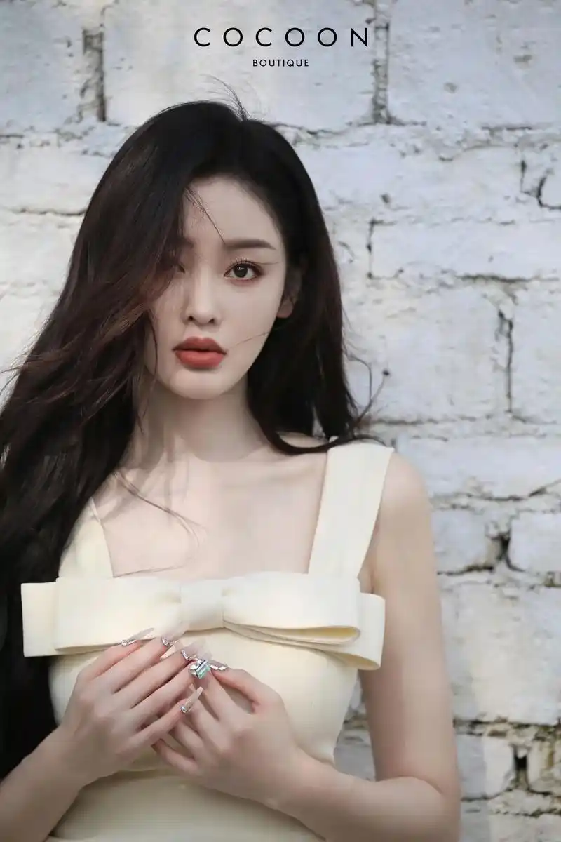 工坊系列限量铃兰白小礼服.cocoon携品牌代言人张天爱,  - 抖音